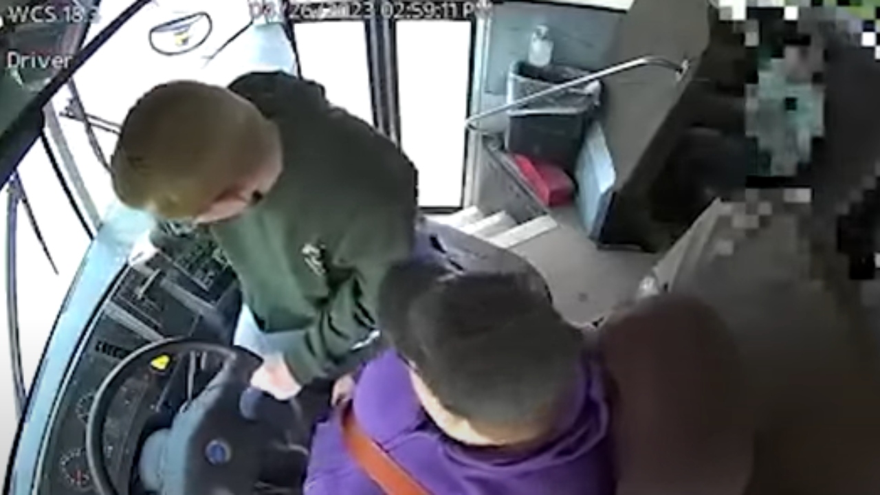 Criança toma volante e para ônibus após motorista desmaiar nos EUA