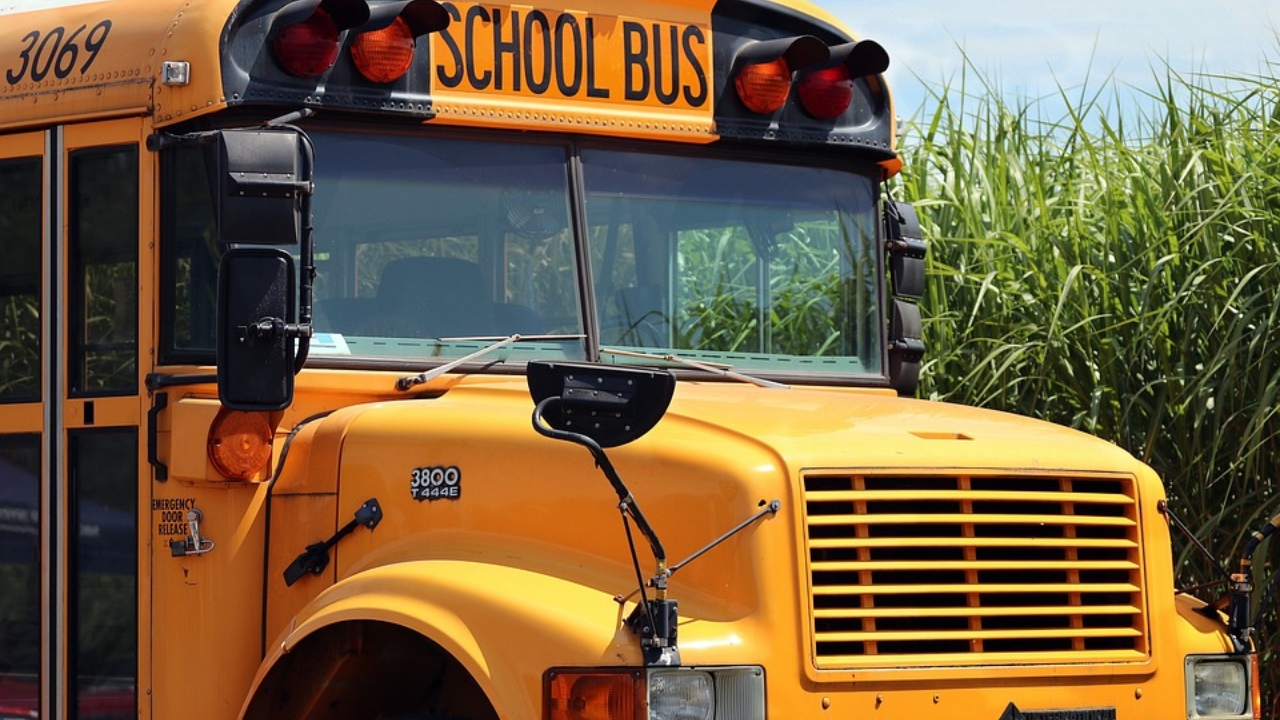 Nos Estados Unidos, menino de 14 anos rouba ônibus escolar e bate em bomba de combustível