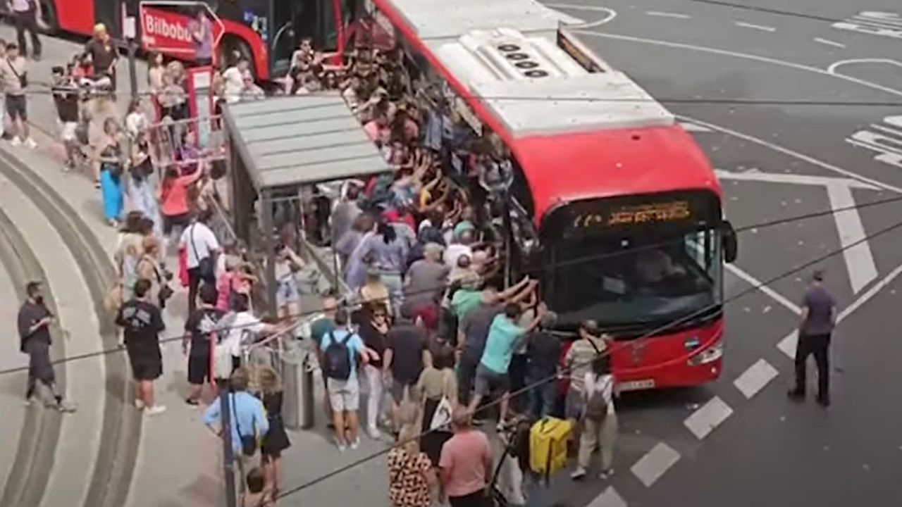 Espanha: Pessoas se unem para erguer ônibus de cima de idoso