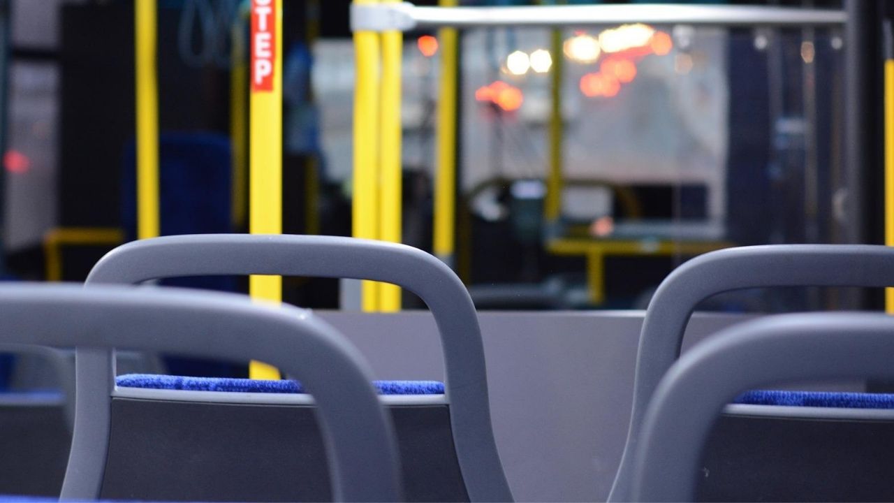 Mulher fica sabendo que foi traída após rapaz relatar história que escutou em ônibus