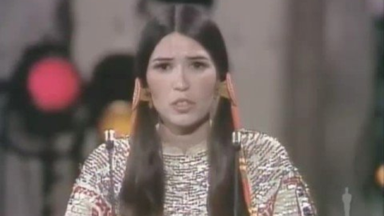 49 anos depois, organização do Oscar homenageia atriz indígena vaiada ao vivo