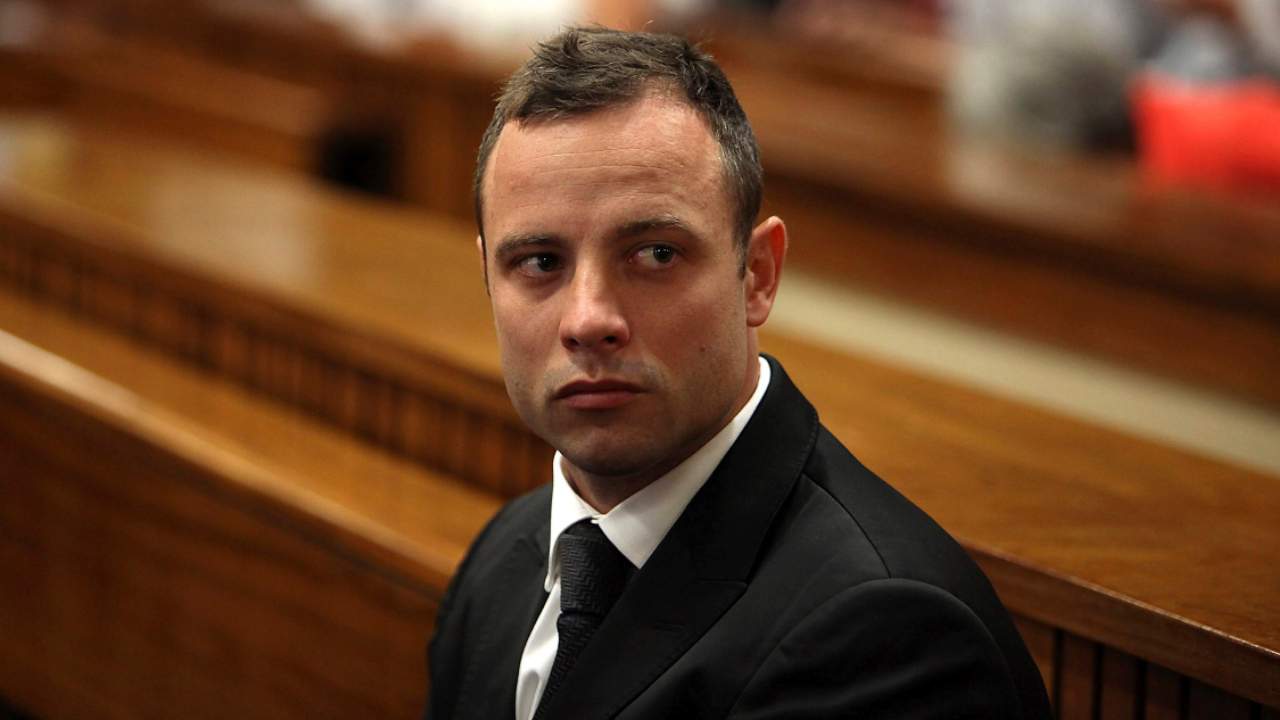 Ex-atleta paralímpico condenado por matar namorada em 2013 deixa a prisão