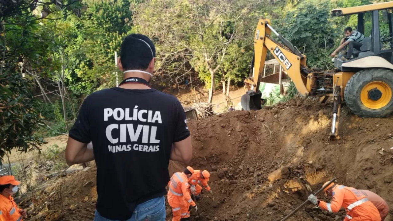 Em Minas Gerais, polícia descobre três ossadas humanas em terreno baldio