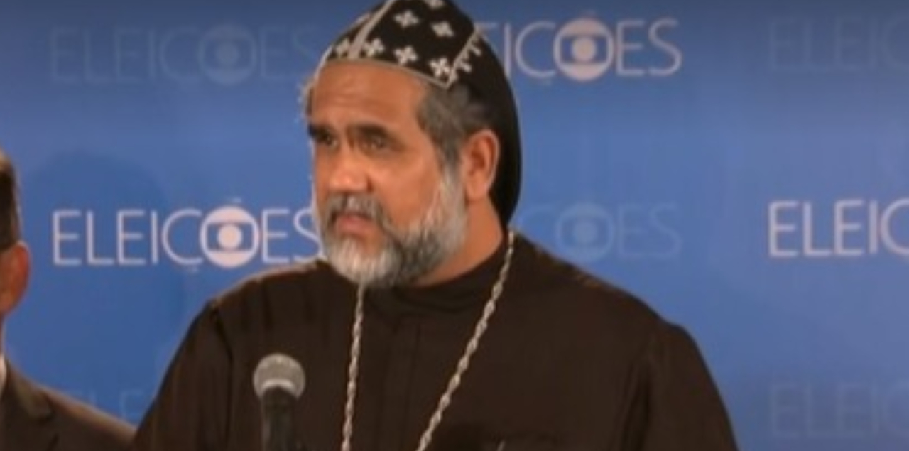 Padre Kelmon faz uso indevido de veste religiosa, dizem especialistas