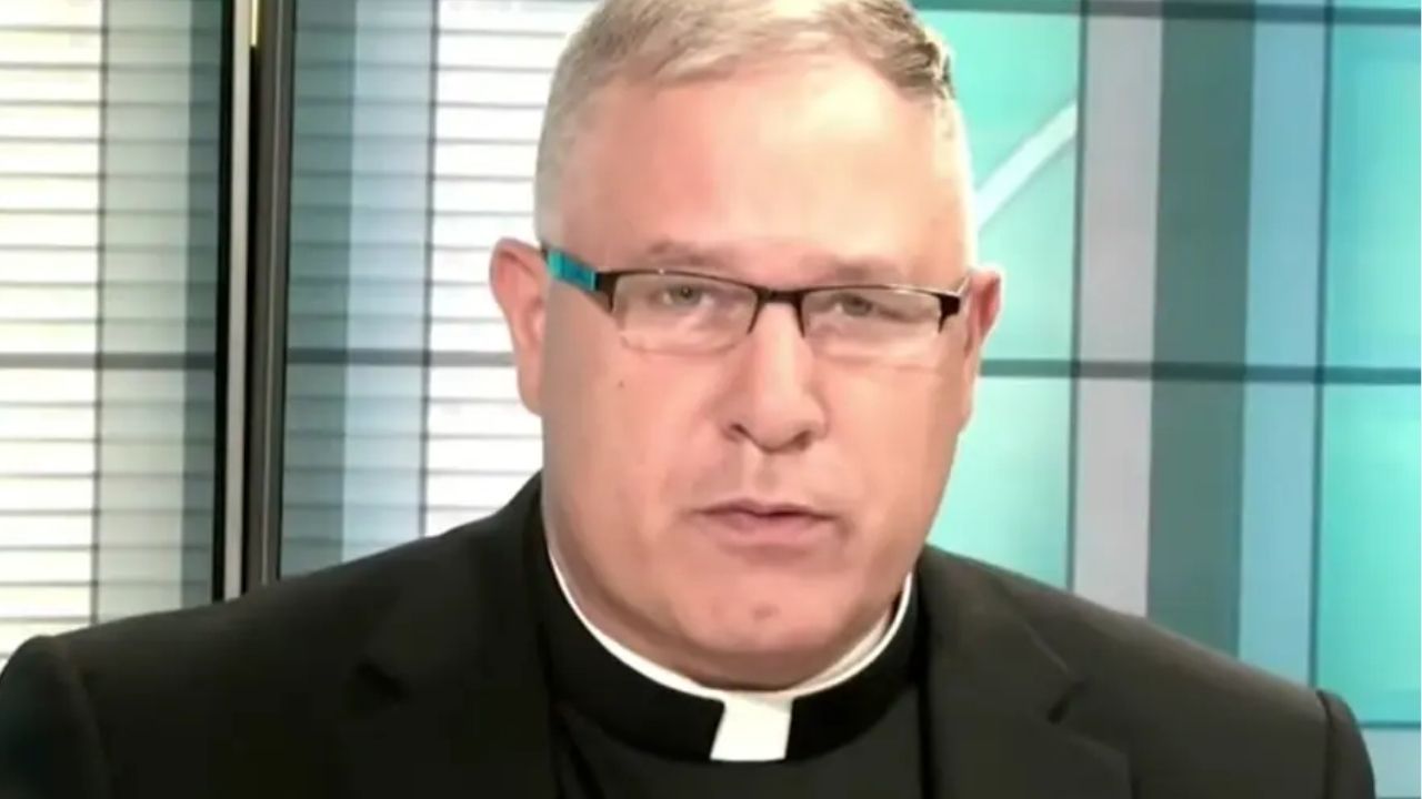 Padre renuncia a cargo na Igreja Católica após ser identificado em aplicativo de namoro LGBT