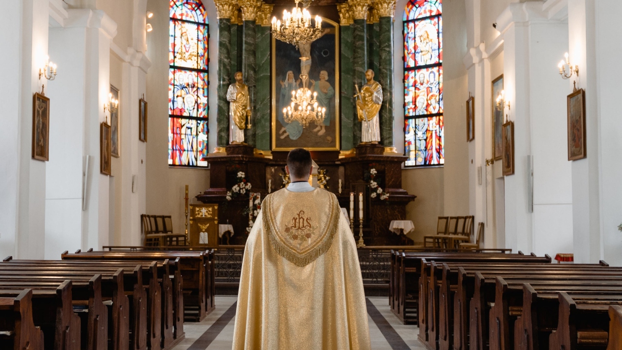França: Durante missa, padre renuncia ao cargo e revela que será pai