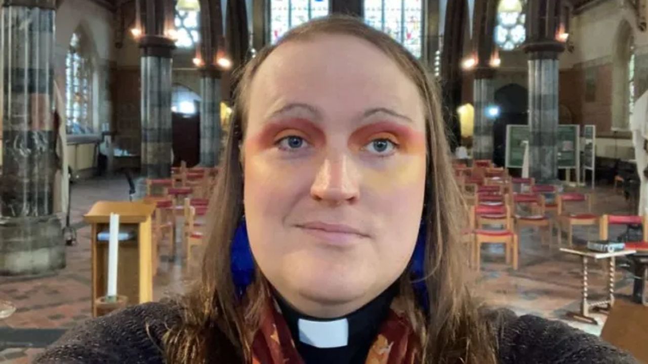 Após interpretação da Bíblia, padre se declara pessoa não binária: “Deus me guiou”