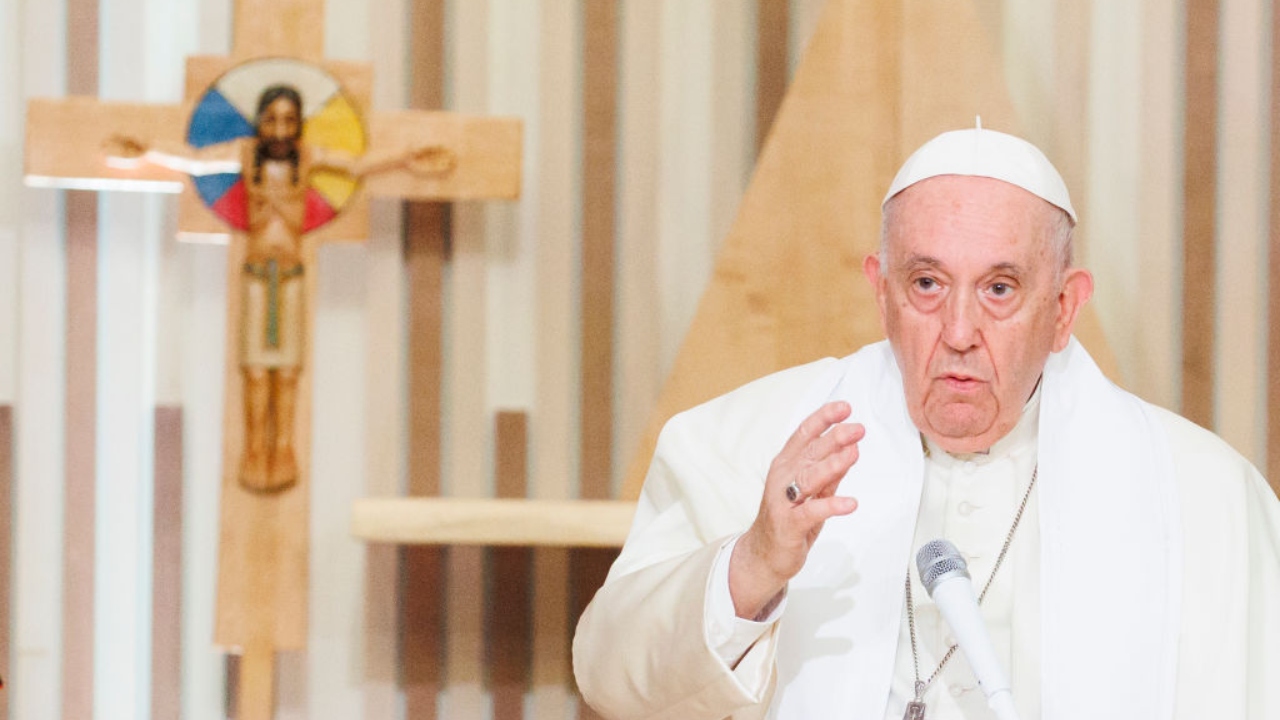 Papa Francisco recebe fragmentos de embarcação que naufragou na Itália