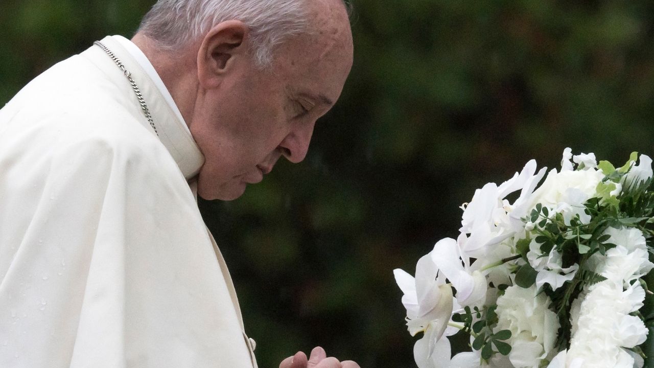 Papa Francisco passa por cirurgia no intestino e se recupera bem