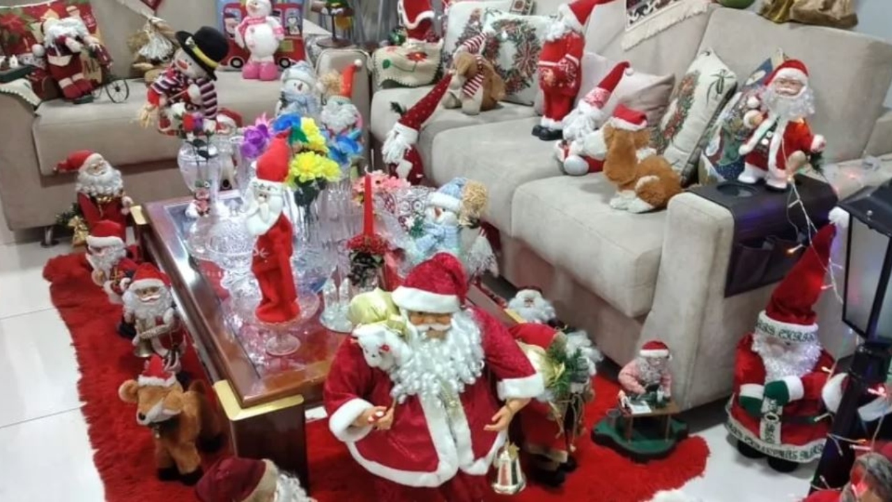 Mulher decora casa com coleção de 440 bonecos de Papai Noel