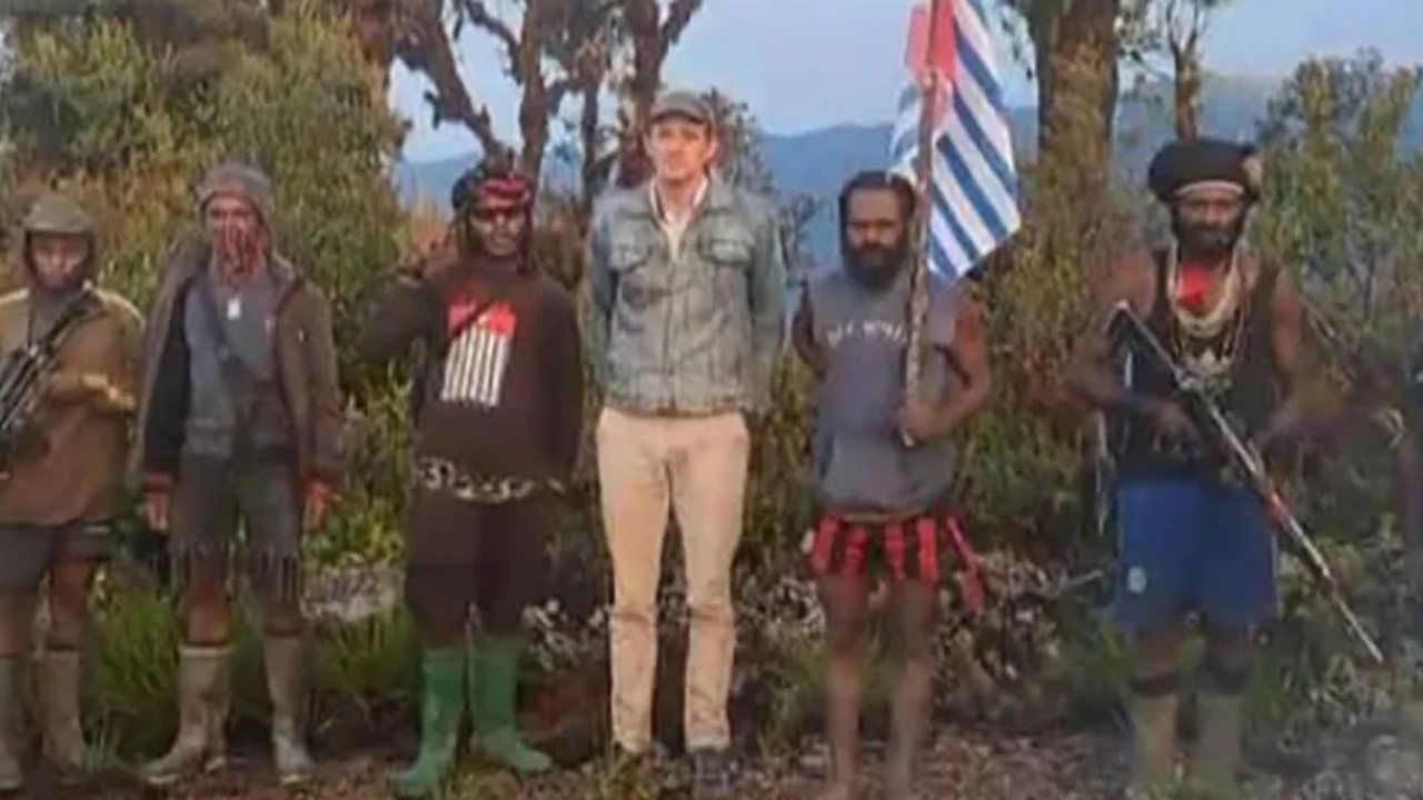 Em fotos inéditas, piloto feito refém aparece com rebeldes da Papua Ocidental
