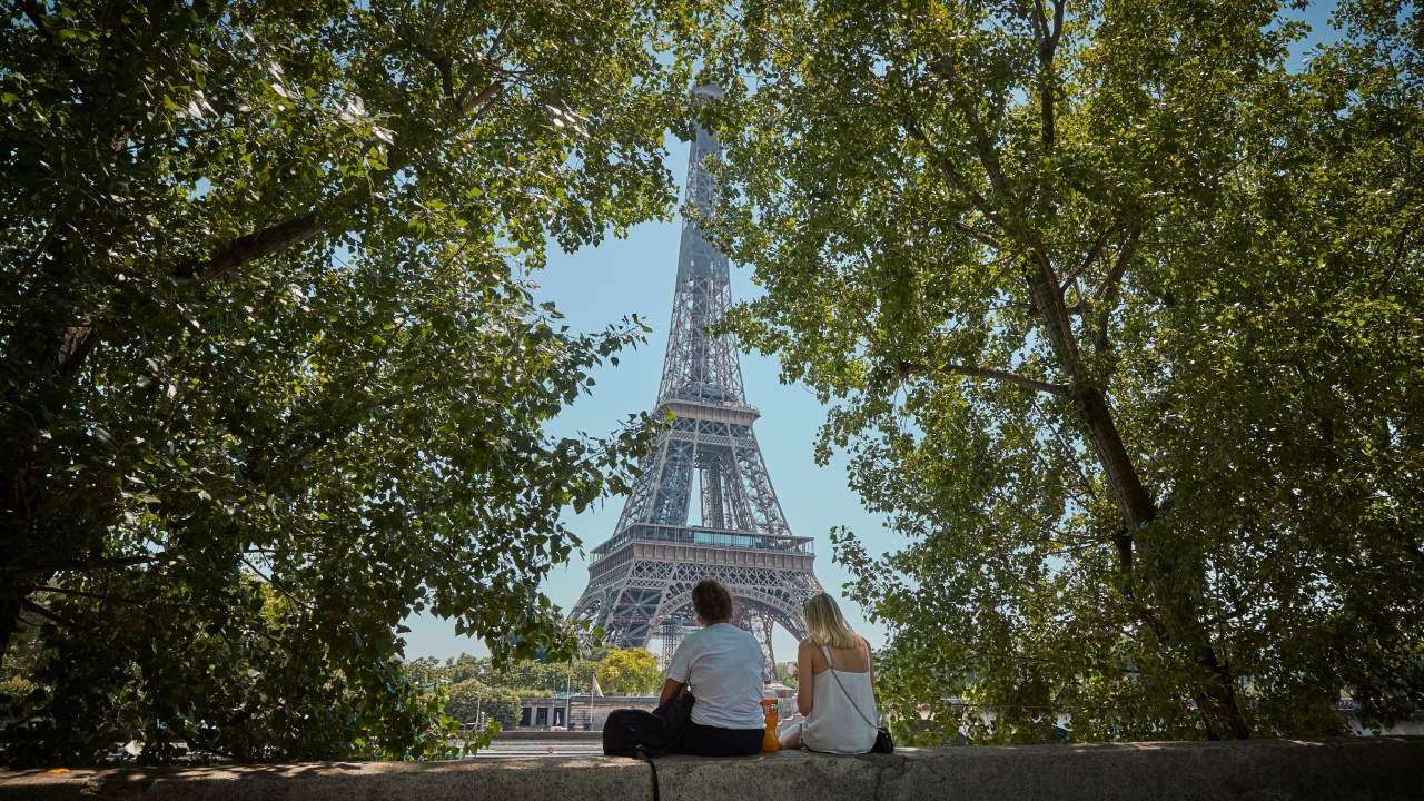 Turistas brasileiras denunciam estupro e assédio em jardins da Torre Eiffel