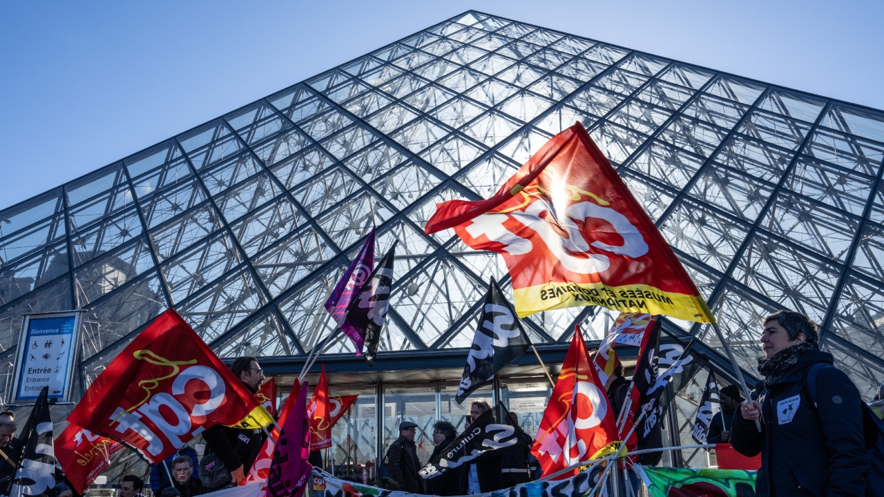 França: Protestos bloqueiam entrada do Museu do Louvre e frustram turistas