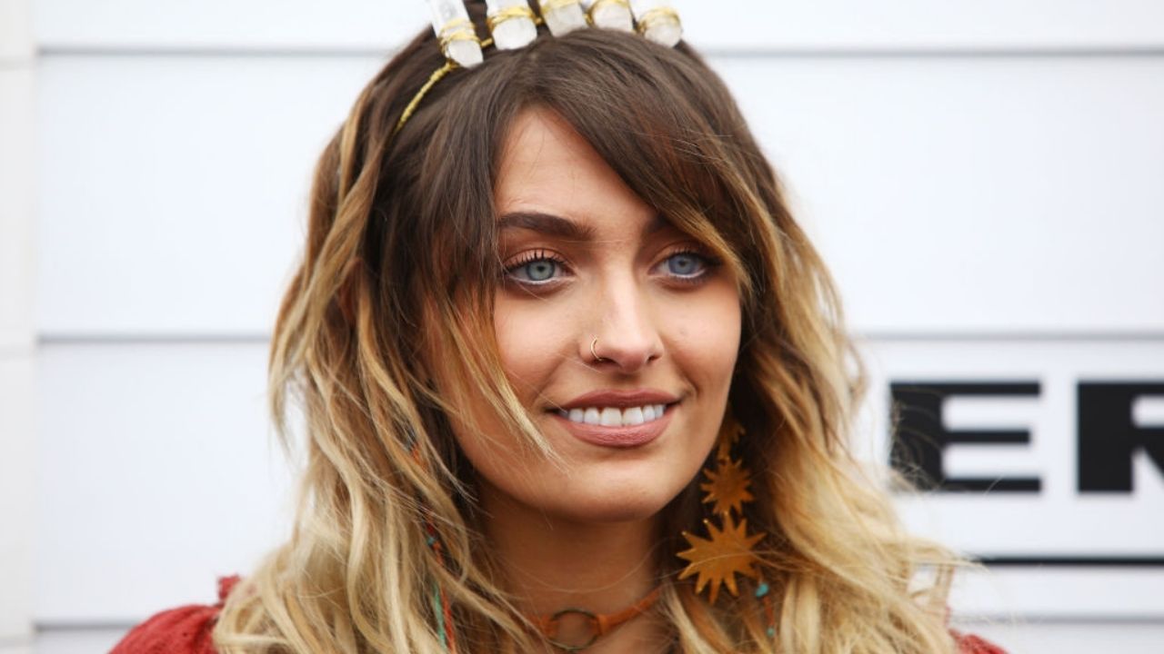 “Estou realmente grata por não ter funcionado”, diz Paris Jackson sobre tentativas de suicídio