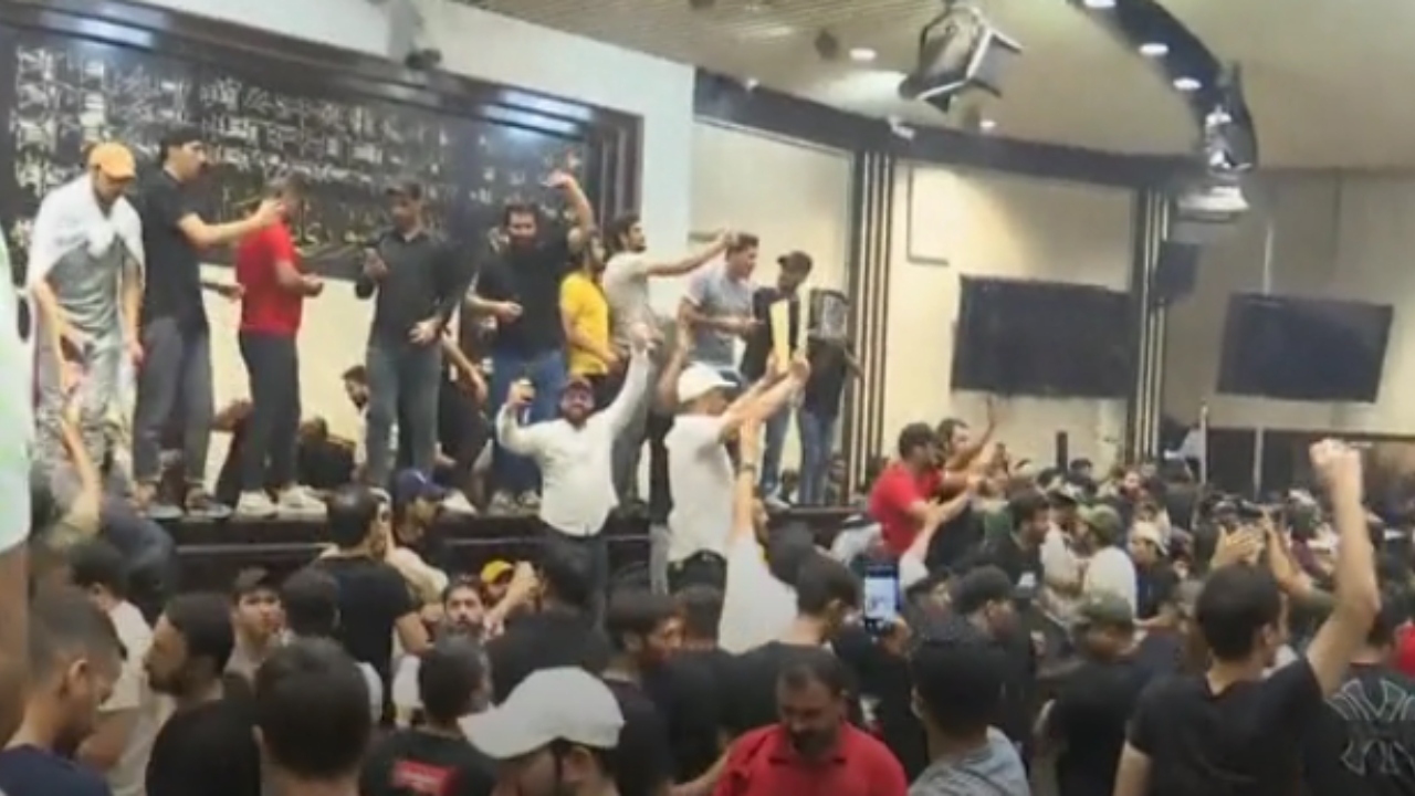 Parlamento do Iraque é invadido por manifestantes