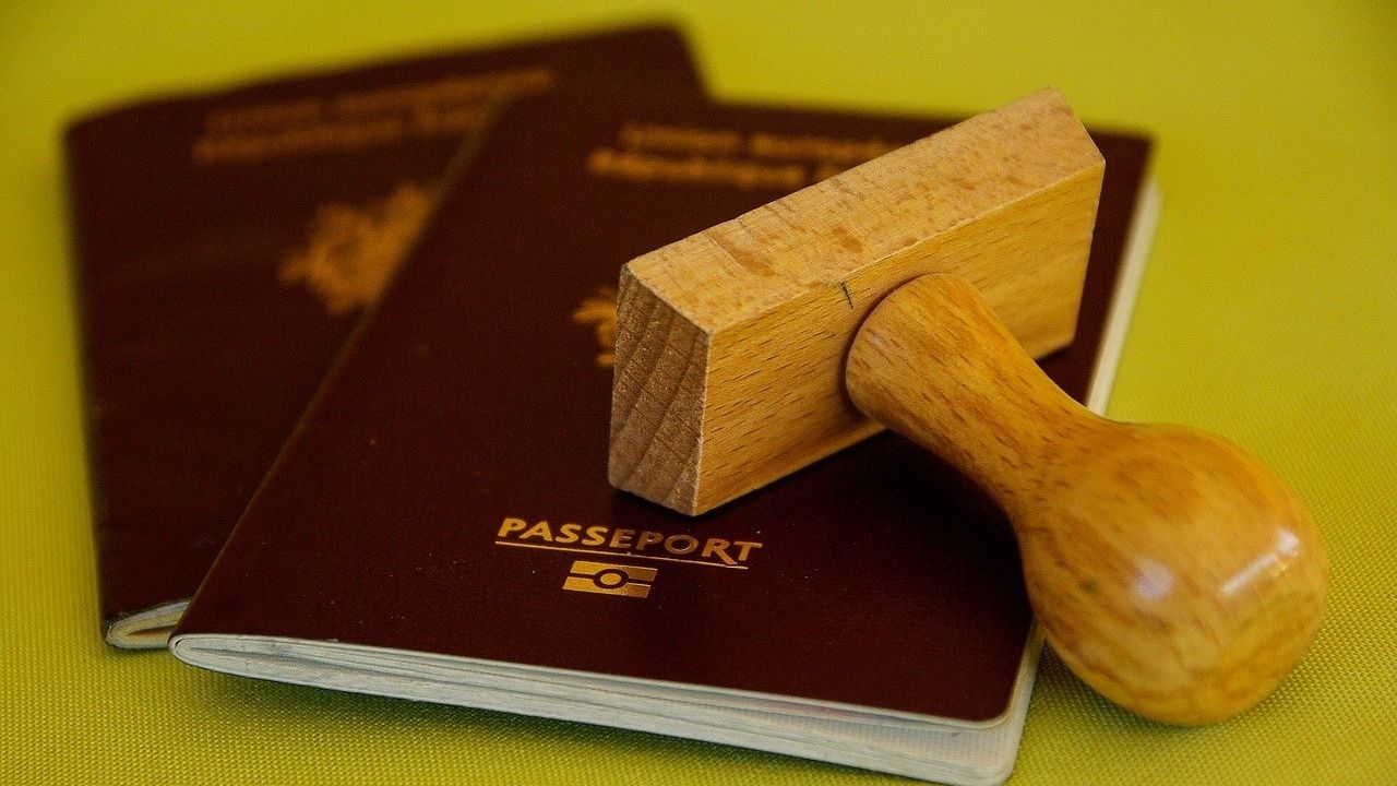 Pensando em não binários, opção de “gênero X” é adicionada aos passaportes dos EUA