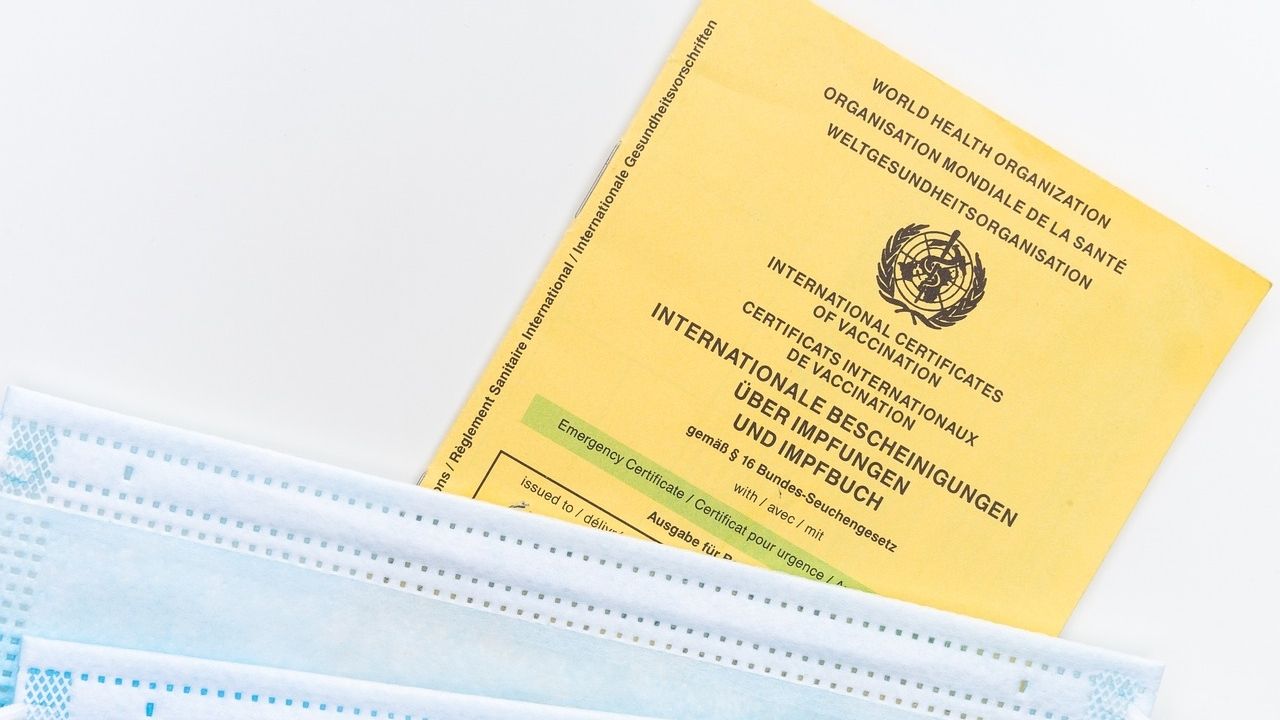 Após falsificar passaporte de vacina, homem mata própria família