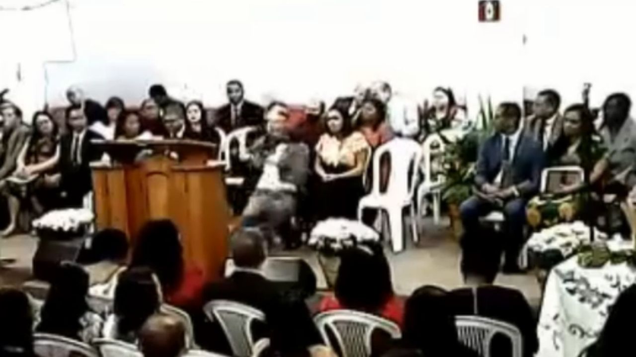 Pastor tem AVC durante culto enquanto canta ‘não deixe um soldado ferido morrer’