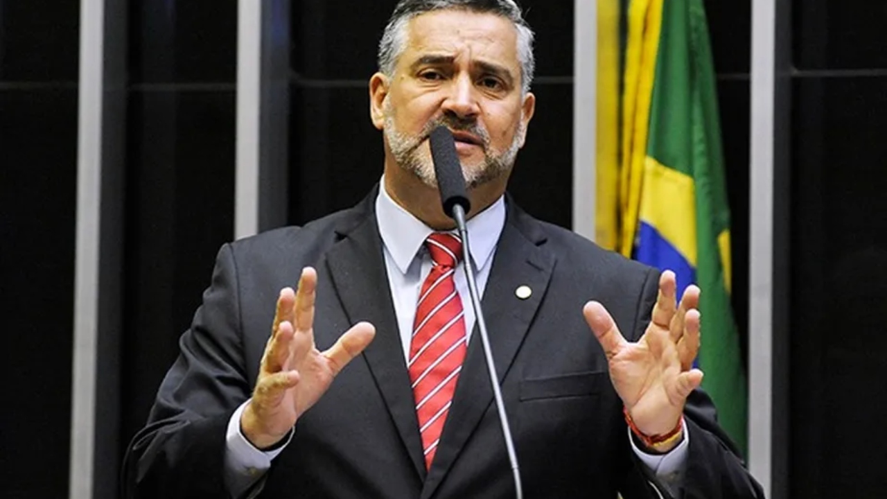 Após ataques, chefe da Secom afirma que armamento de choque foi roubado do GSI