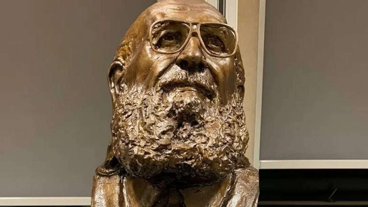 No centenário de Paulo Freire, educador recebe estátua em Universidade de Cambridge