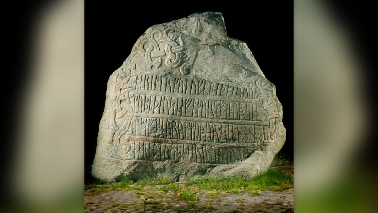 Jelling Stone: Nova análise da famosa pedra revela identificação de poderosa rainha viking
