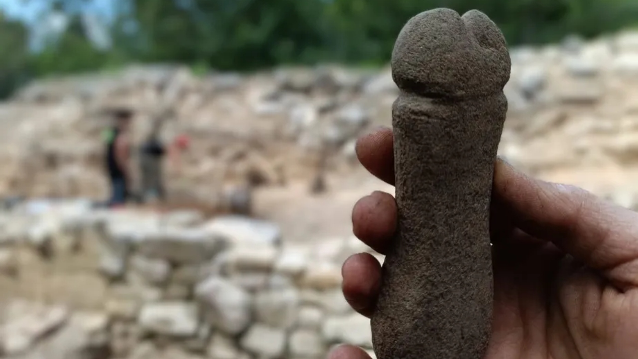 Pedra em formato fálico é encontrada em castelo medieval na Espanha