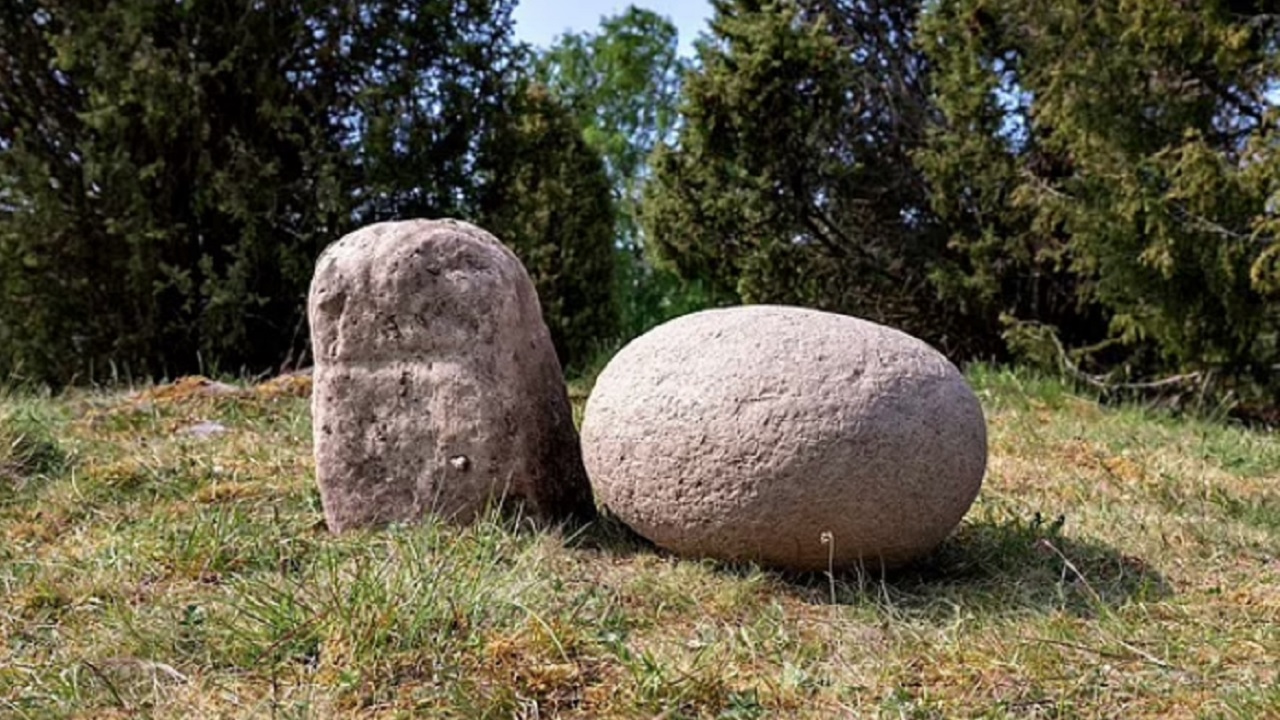 Durante escavação em túmulo viking, pedra em formato fálico é encontrada