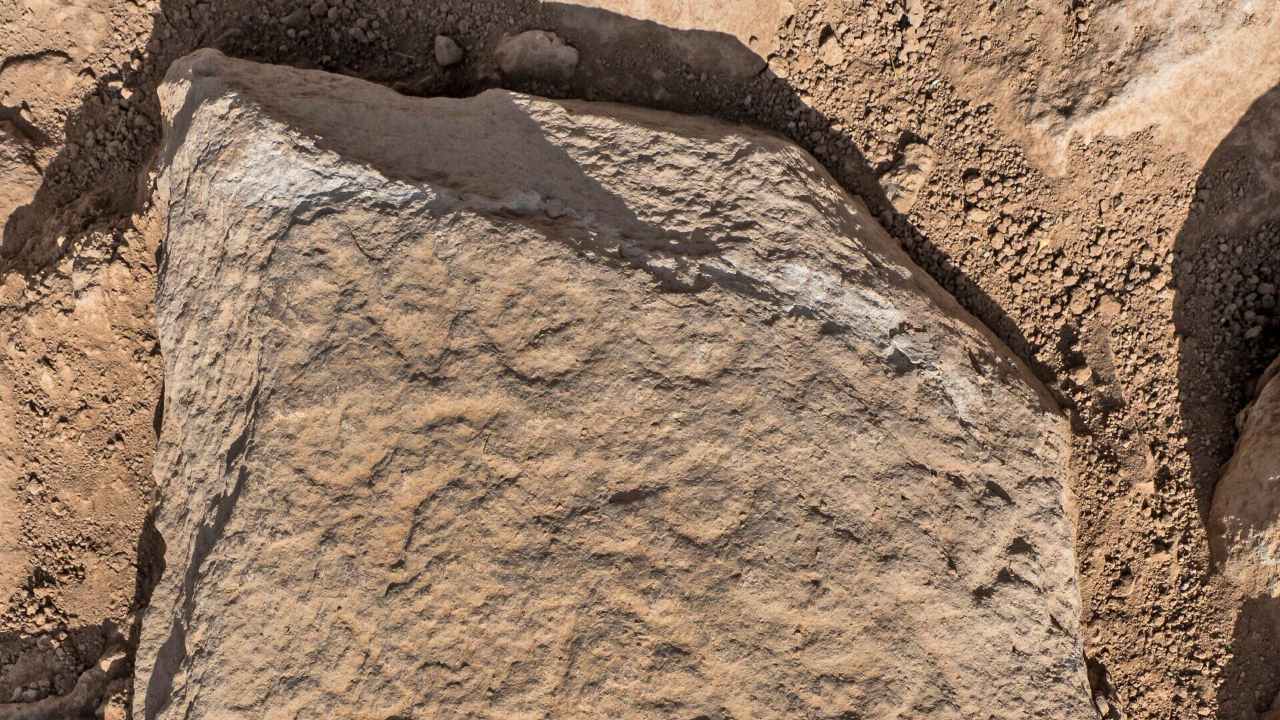 Pedra de 1.700 anos com inscrição histórica é encontrada em Israel