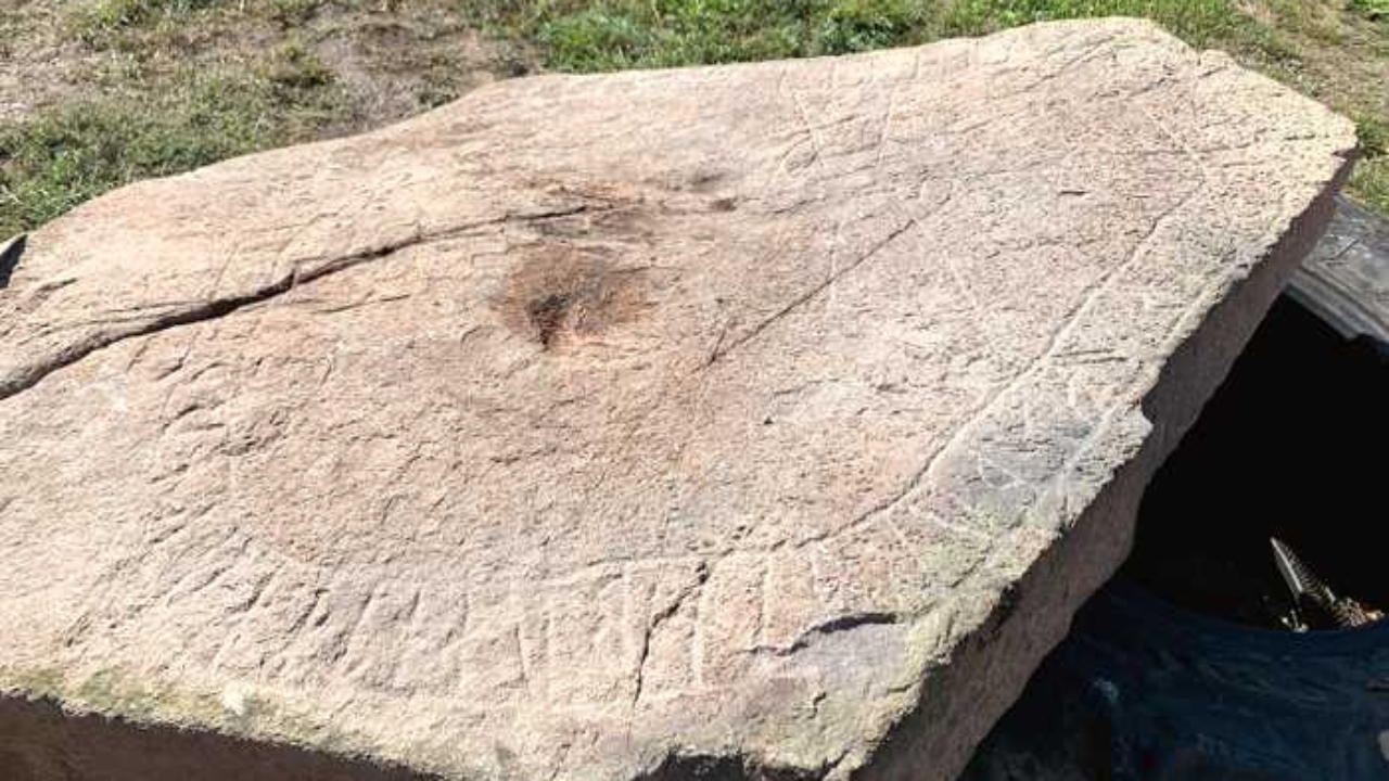 Agricultor descobre pedra de mil anos com escrituras inéditas na Suécia