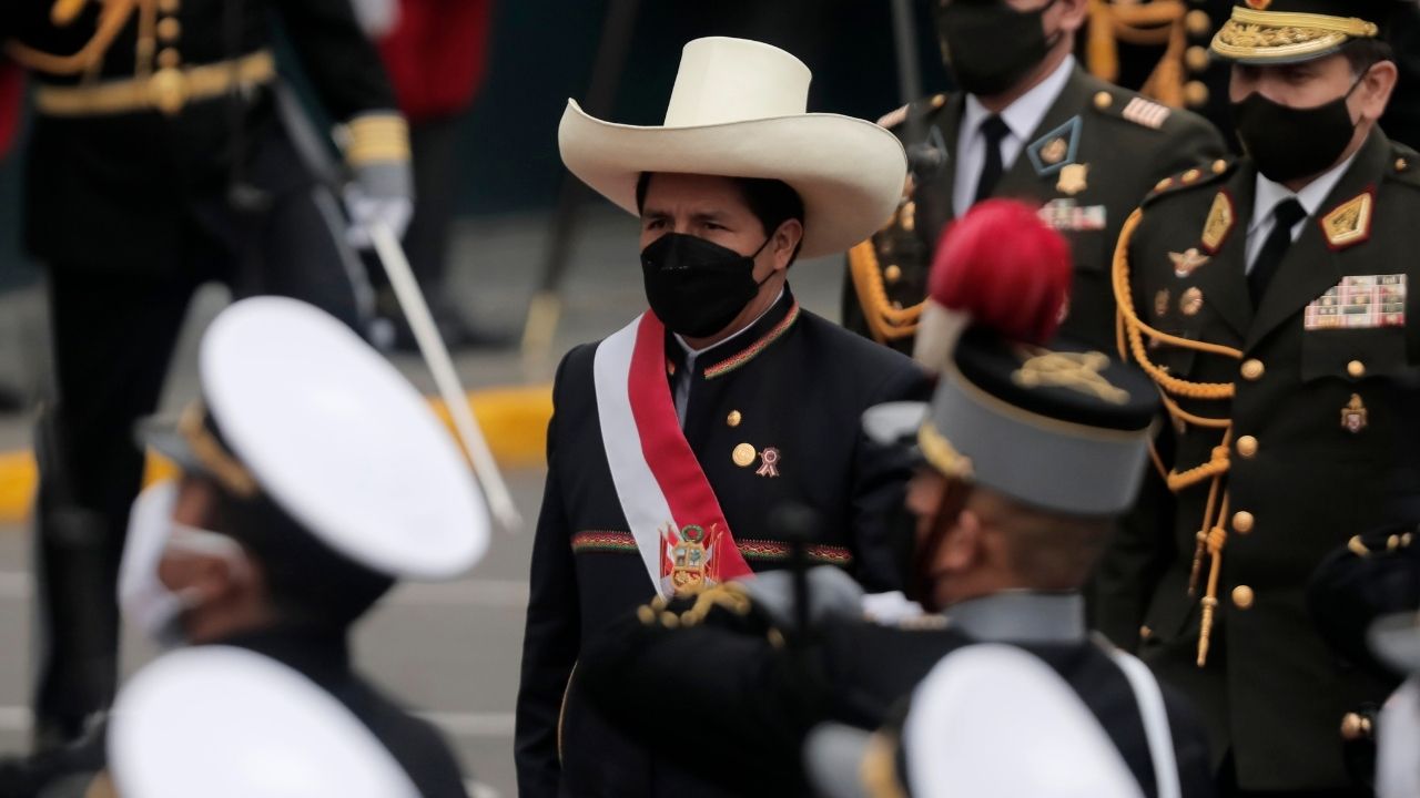 Após ter vitória confirmada, Pedro Castillo assume presidência do Peru