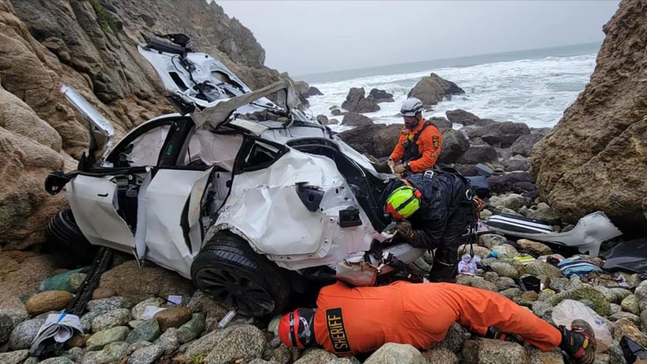 ‘Ele tentou nos matar’, teria gritado mãe de família cujo carro caiu de penhasco