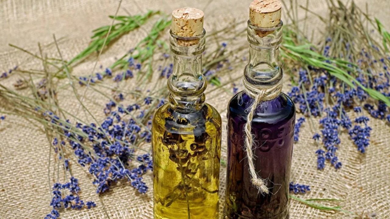 Frascos de perfume da Grécia antiga são exibidos ao público