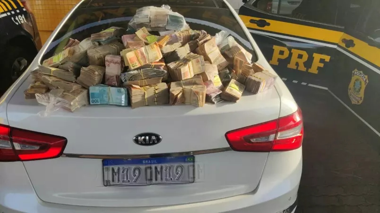 PRF encontra mais de 1 milhão de reais durante vistoria em veículo no Paraná