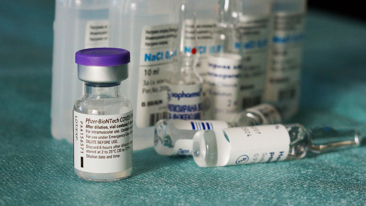 Terceira dose da vacina Pfizer neutraliza ômicron, diz empresa
