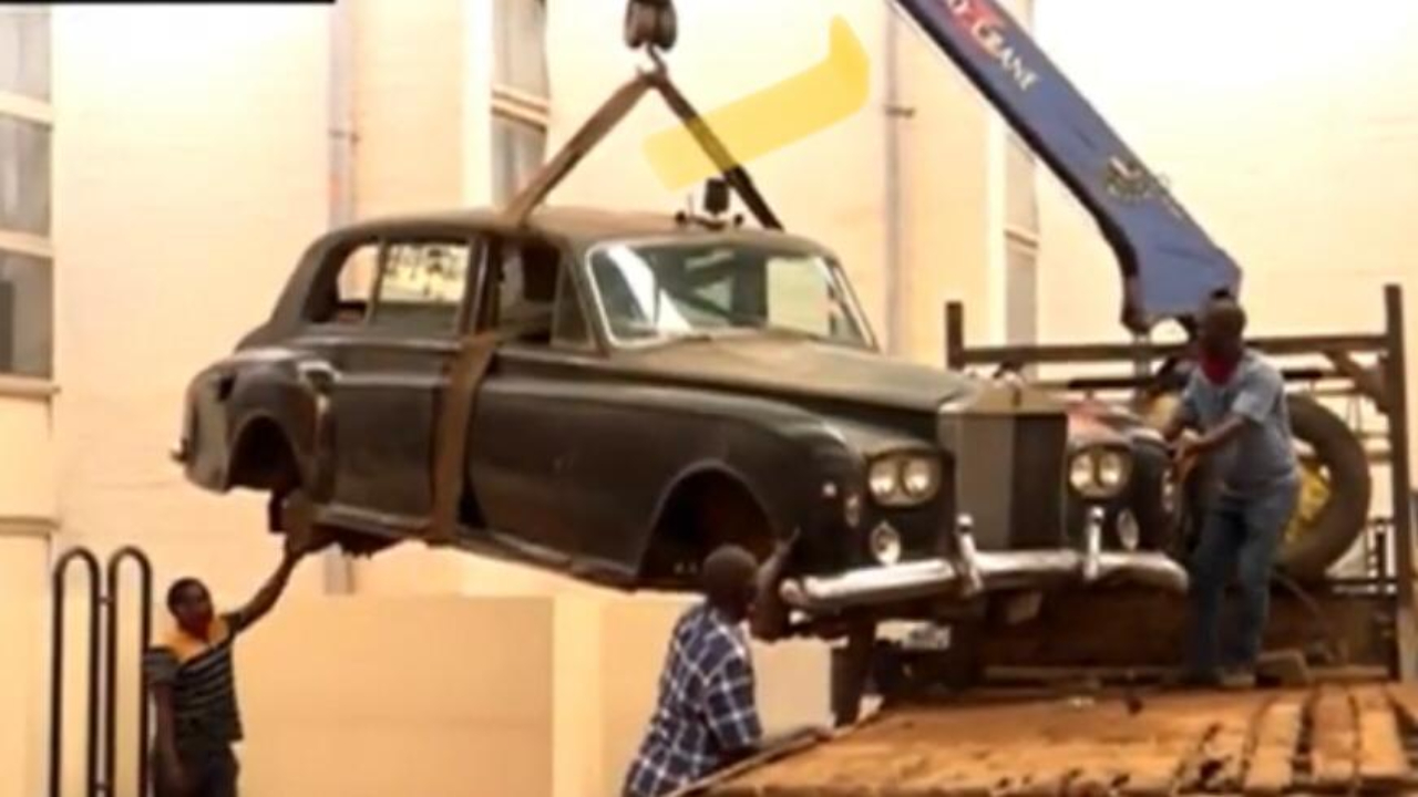 Após décadas escondido e exposto em seguida, carro de rei da Uganda é devolvido