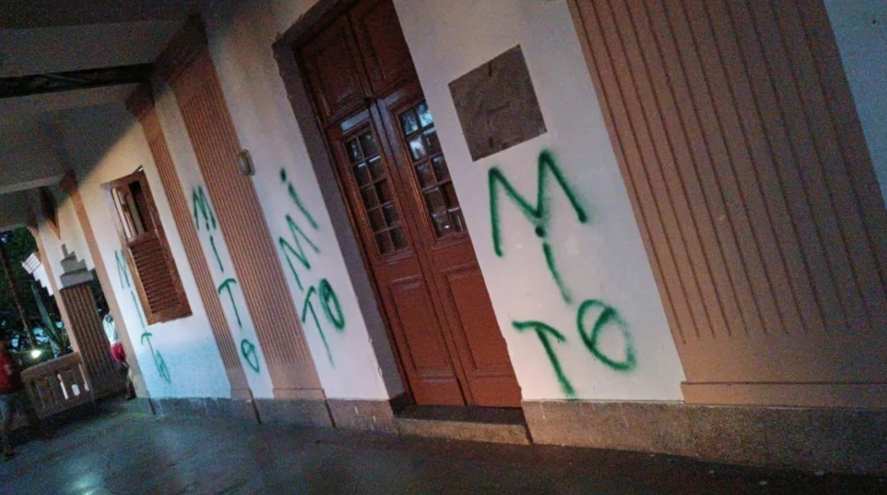Prédio do MST é invadido e pichado com a palavra ‘mito’ e símbolos nazistas