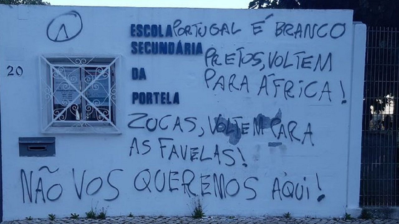 “Europa aos europeus. Viva a raça branca”: Escolas em Portugal amanhecem com frases racistas