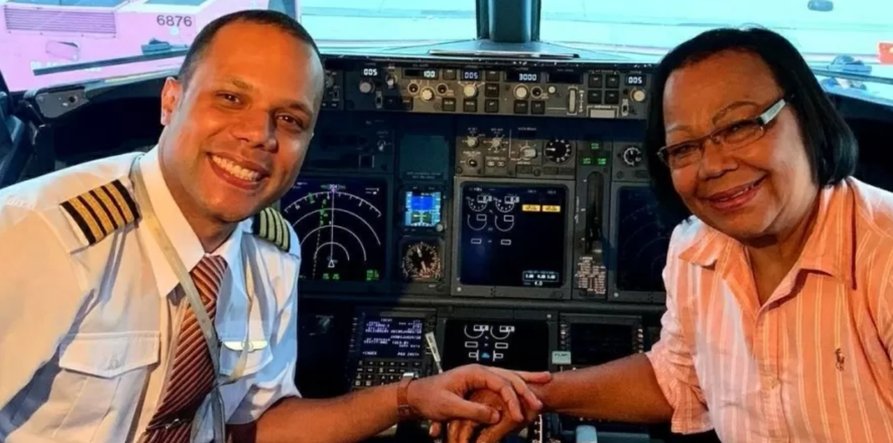 Piloto brasileiro presta homenagem a sua mãe durante voo