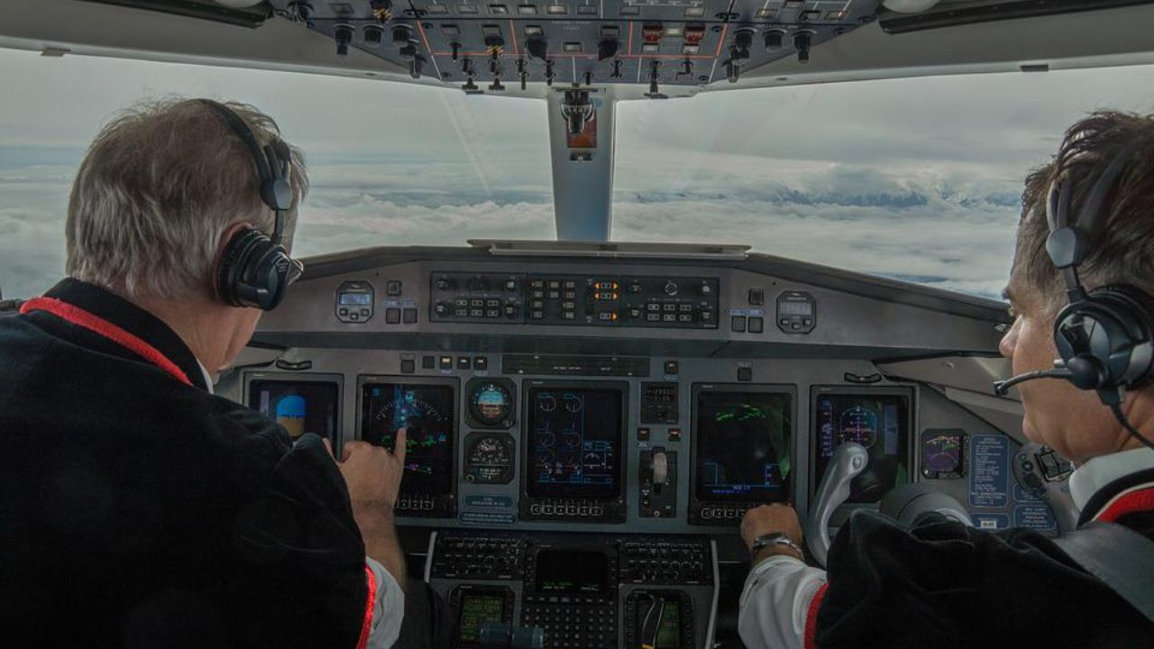 Pilotos de avião entram em ‘briga física’ na cabine em pleno voo: ‘Totalmente inadequado’