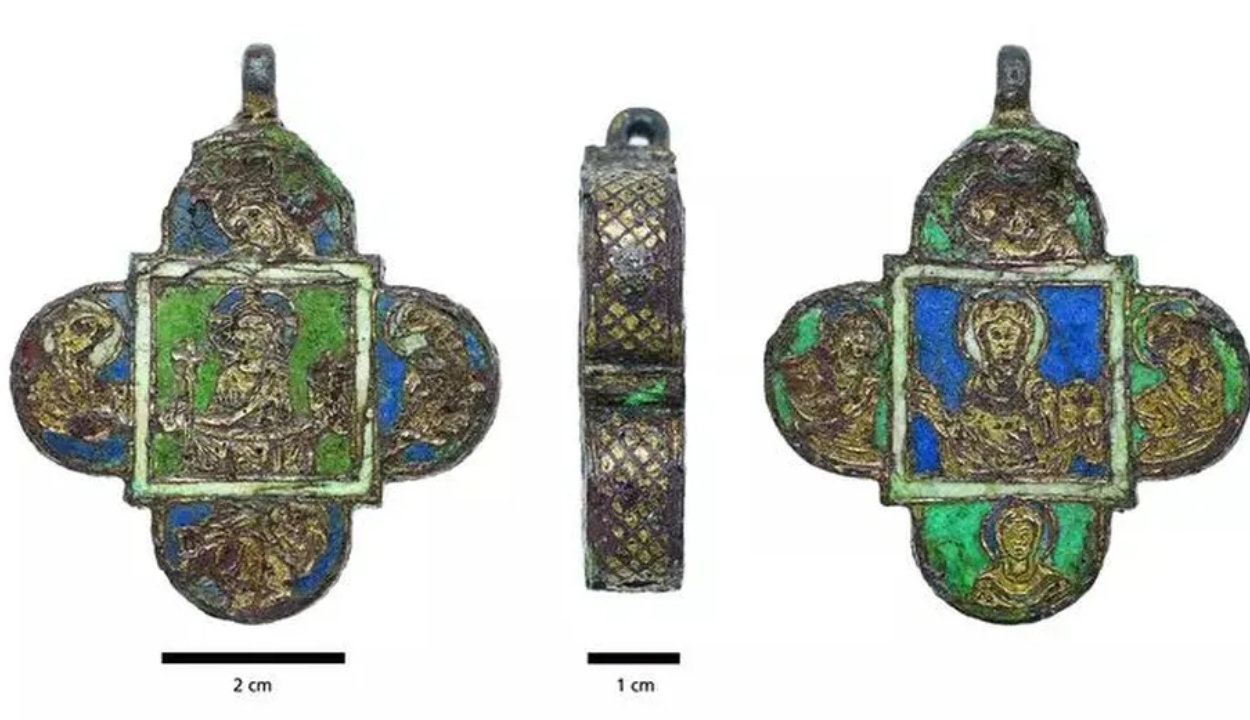 O que se sabe sobre a identificação de ossos dentro de um pingente medieval