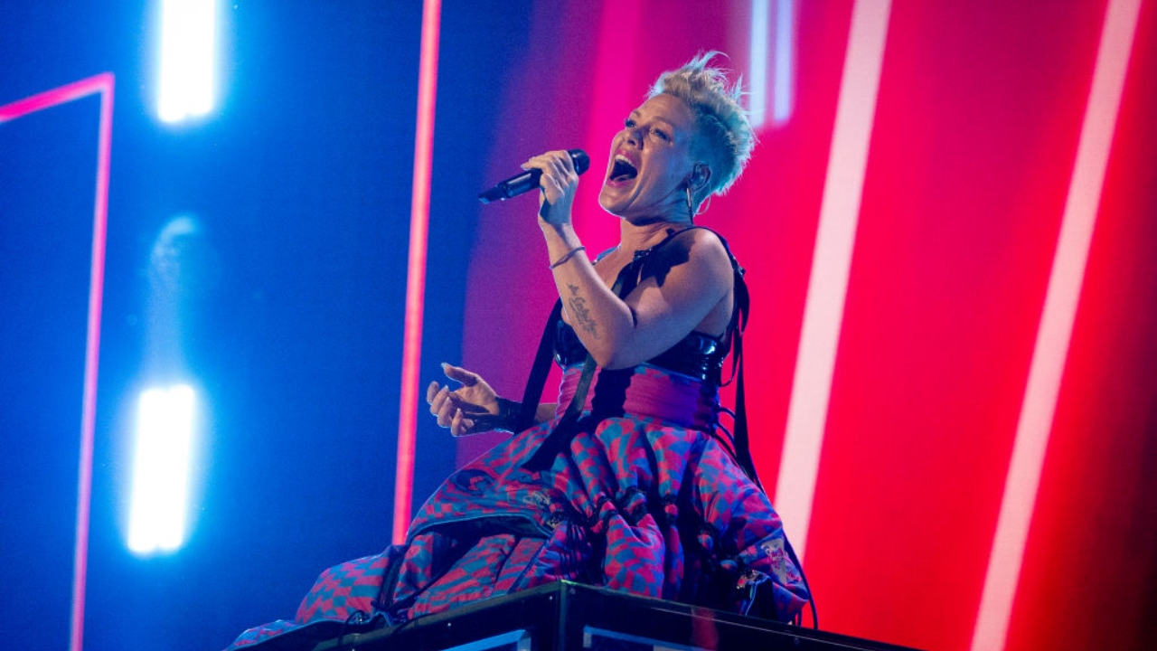 Em Londres, fã joga cinzas que seriam da própria mãe em cantora Pink durante show