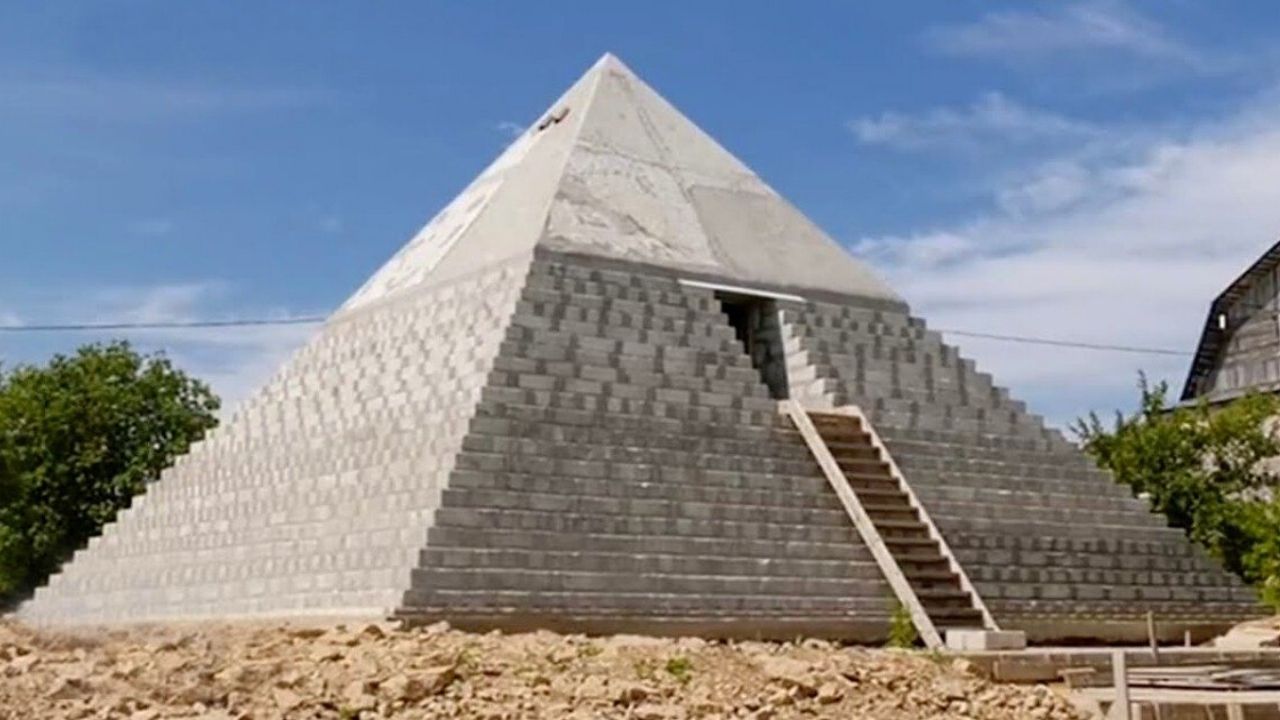 Casal russo constrói réplica da Grande Pirâmide de Gizé no quintal de casa