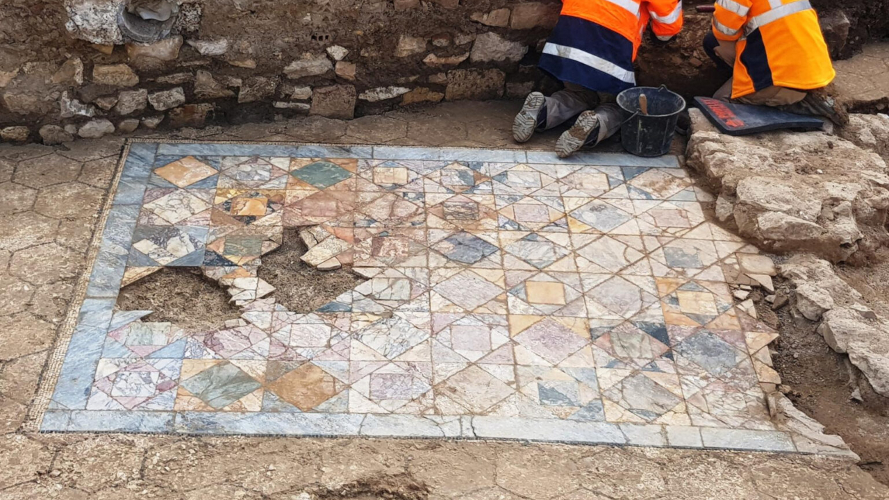 Valioso piso de mármore da Roma Antiga é encontrado na França
