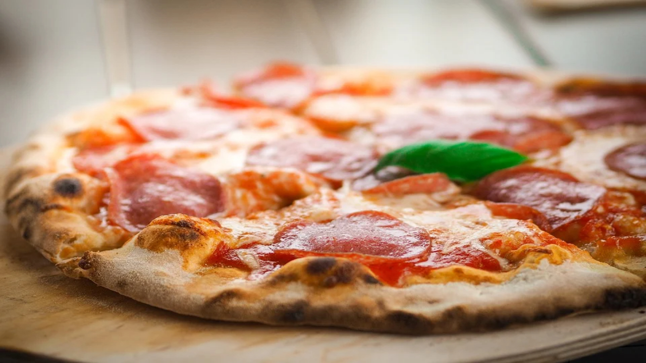 Entregador de pizza é surpreendido com “gorjeta” de R$ 70 mil
