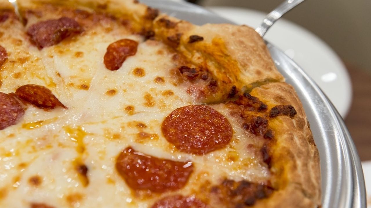 Estudante processa treinadores alegando que o obrigaram a comer pizza
