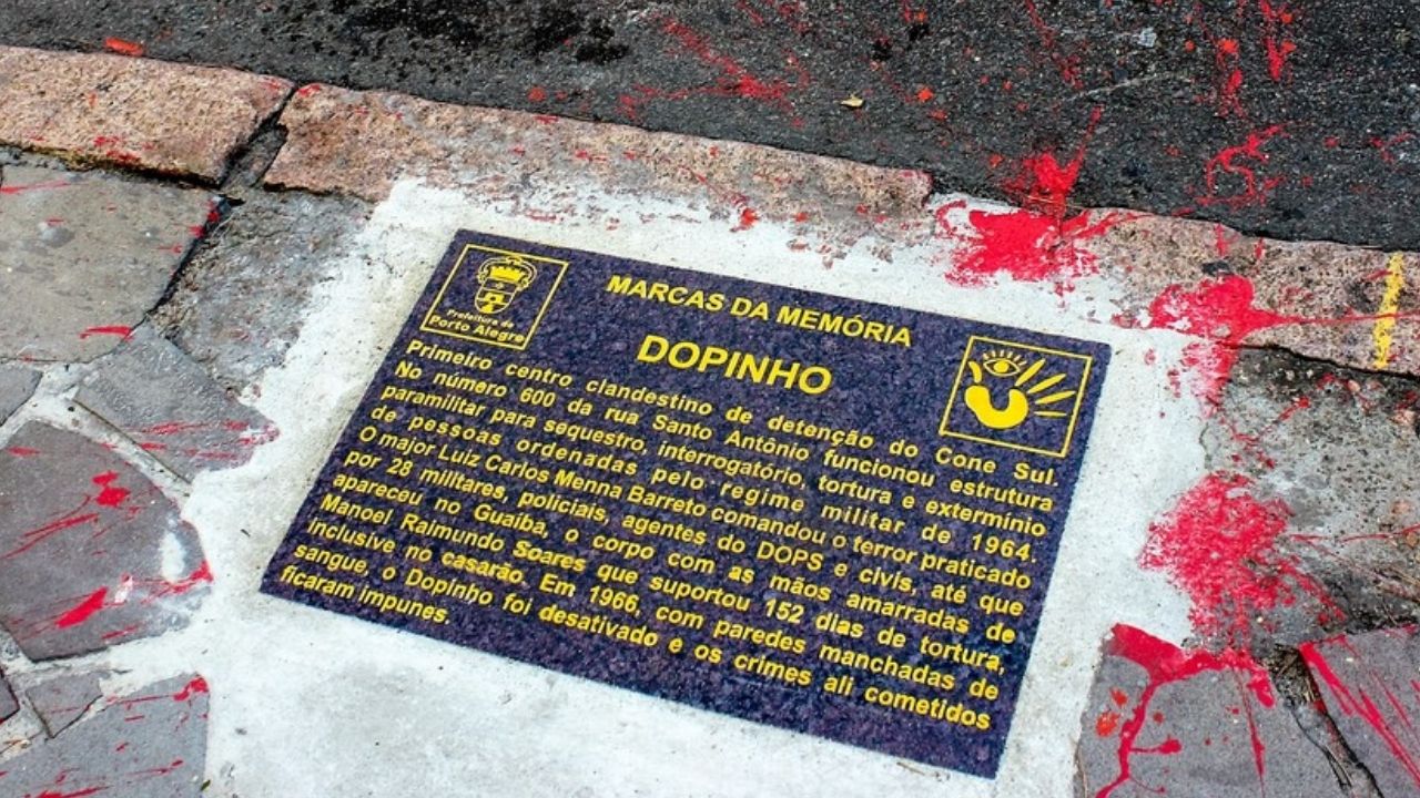 Placa que denuncia crimes de centro de tortura da Ditadura Militar é recolocada em Porto Alegre
