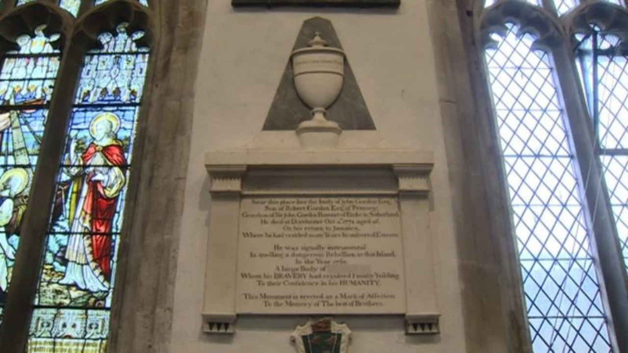 Homenagem a traficante de escravos será retirada de igreja na Inglaterra