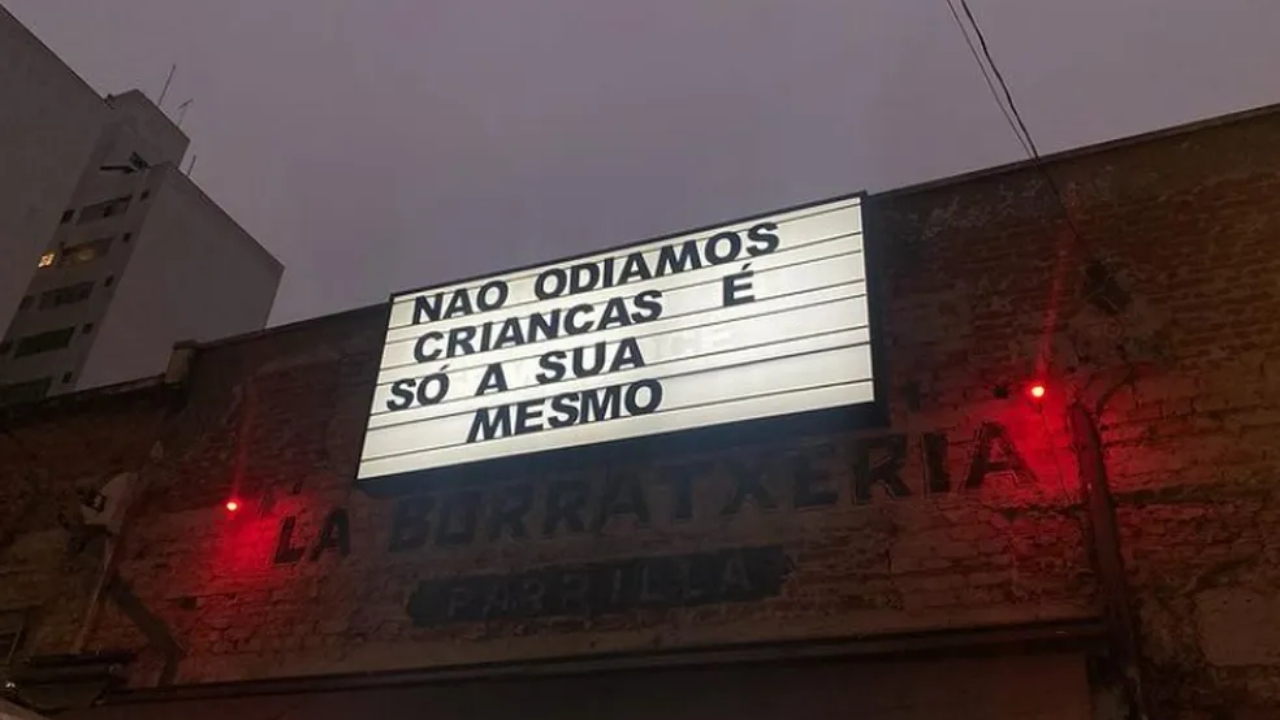 Bar de São Paulo choca internautas ao instalar placa: ‘Não odiamos crianças, é só a sua mesmo’