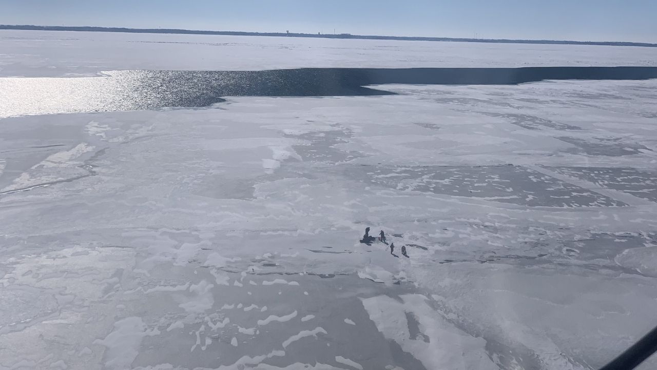 Grupo é resgatado de pedaço de gelo flutuando em lago nos EUA