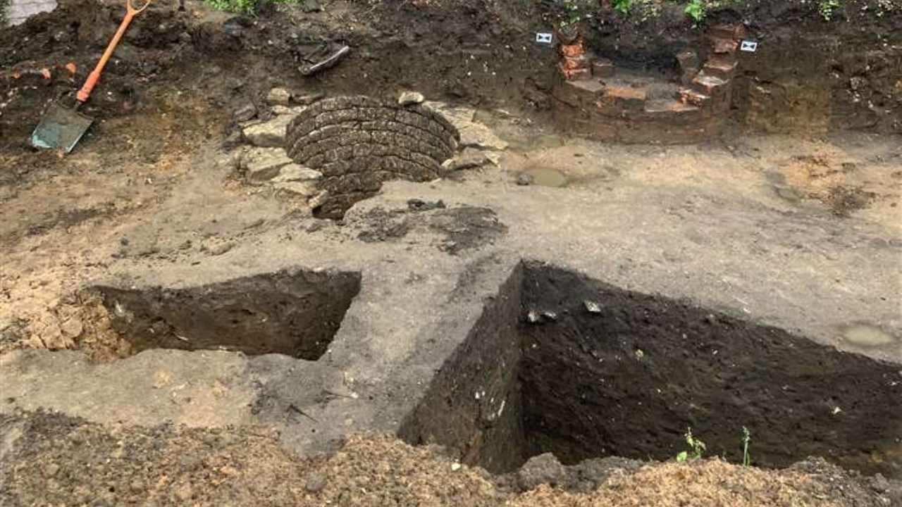Poços de mais de 300 anos são encontrados próximos a estacionamento na Inglaterra